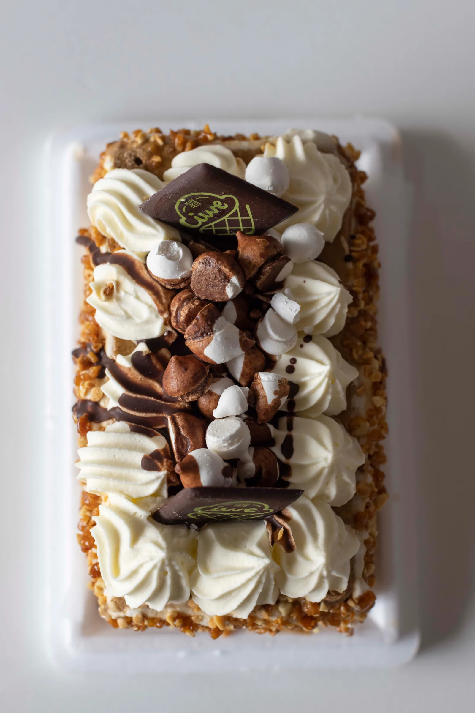 Torta helada de crema y merengues